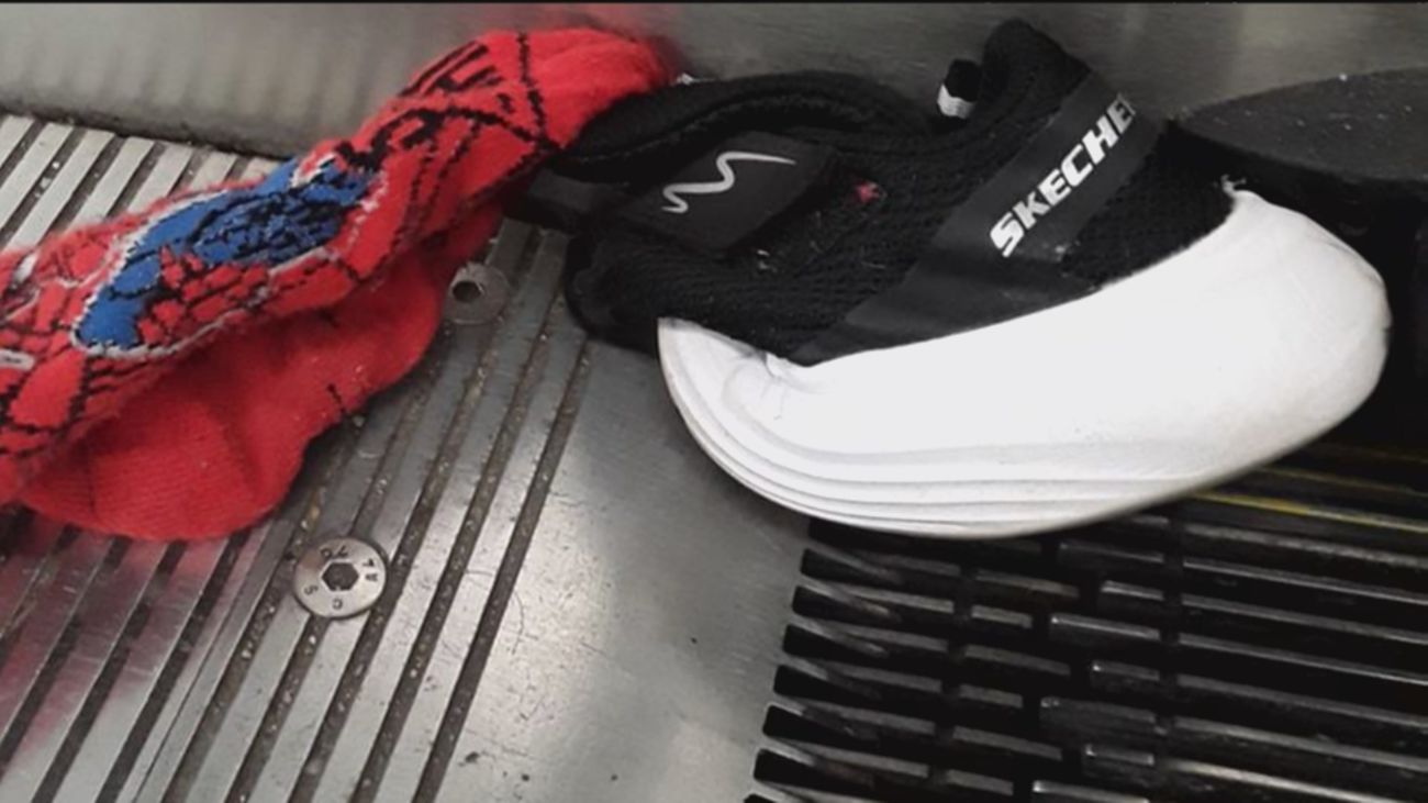 Alertan del peligro de zapatillas que quedan atrapadas en las escaleras mecánicas de metro