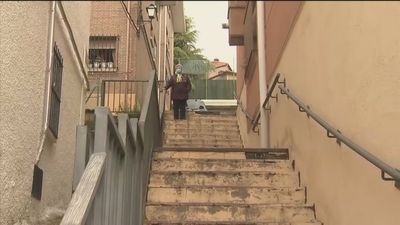 Subir por una escalera de Miraflores de la Sierra es un calvario para los vecinos mayores