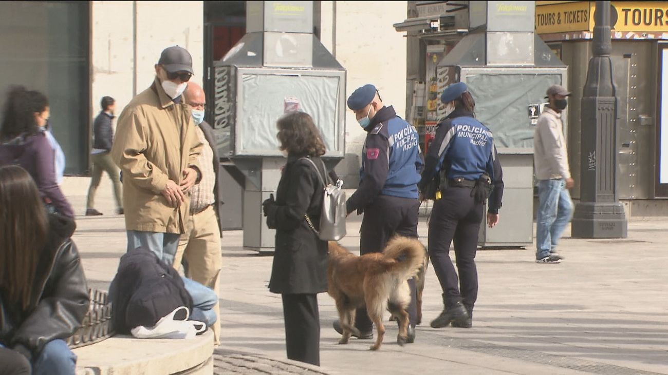 La Policía Municipal se despliega para evitar aglomeraciones en el centro de Madrid el puente de Mayo