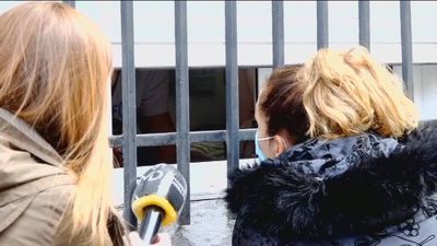 Una vecina de Puerta del Ángel se moviliza para echar a los okupas de su casa cantando