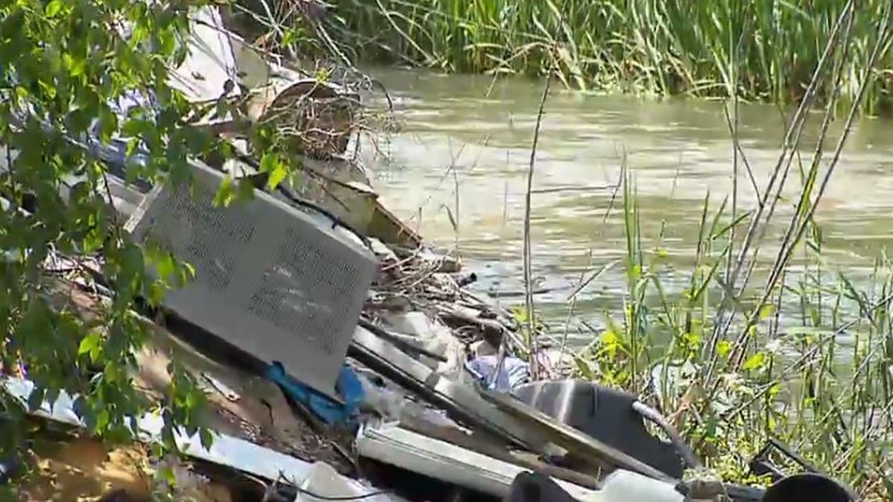 Continúan los trabajos para librar de la basura y los vertidos al río Guadarrama