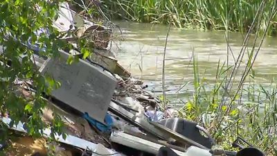 Continúan los trabajos para librar de la basura y los vertidos al río Guadarrama