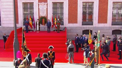 La ofrenda de la corona de laurel, el momento más emotivo en el homenaje  a los Héroes del 2 de Mayo