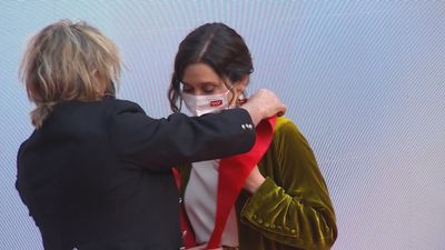 Nacho Cano recibe la Gran Cruz de la Orden del Dos de Mayo y se la entrega a Isabel Díaz Ayuso por mantener abiertos los teatros durante la pandemia