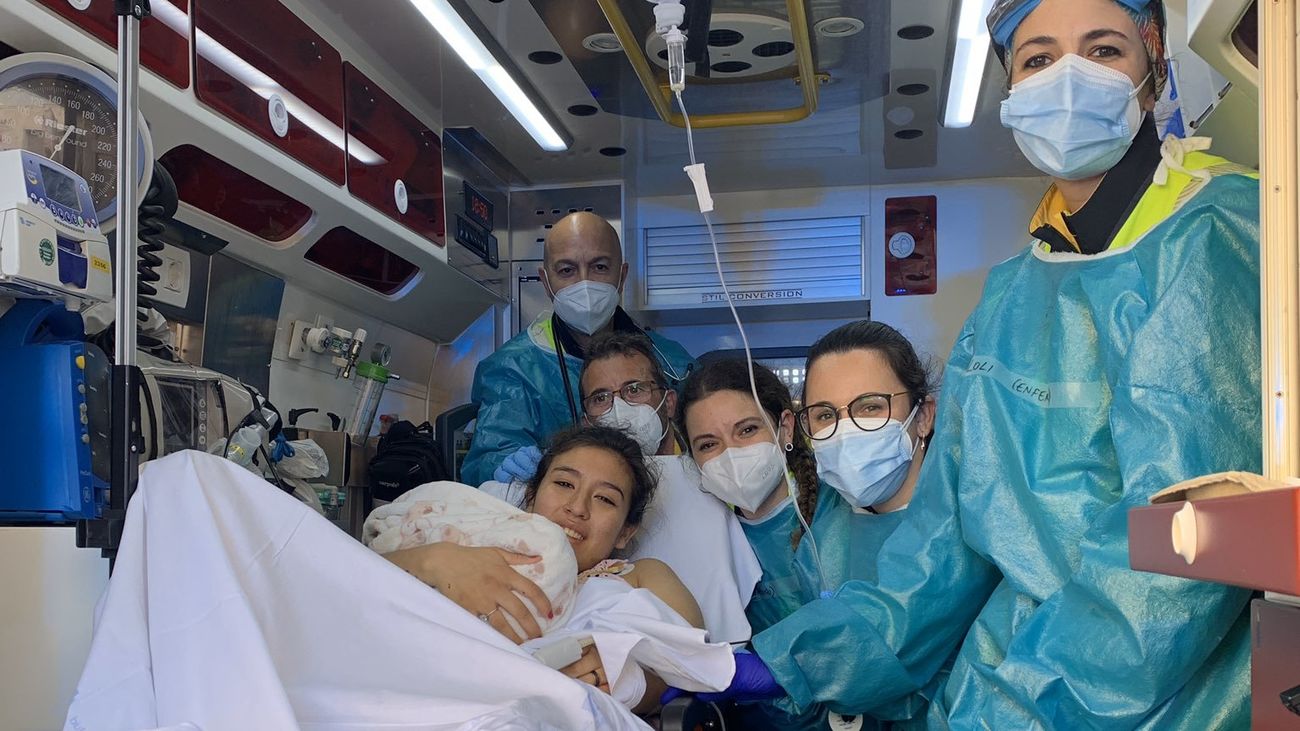 Equipo del Samur con la madre y la bebé en el interior de la UVI Móvil