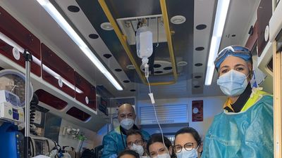 El Samur atiende a una mujer que ha dado a luz en su domicilio de Carabanchel