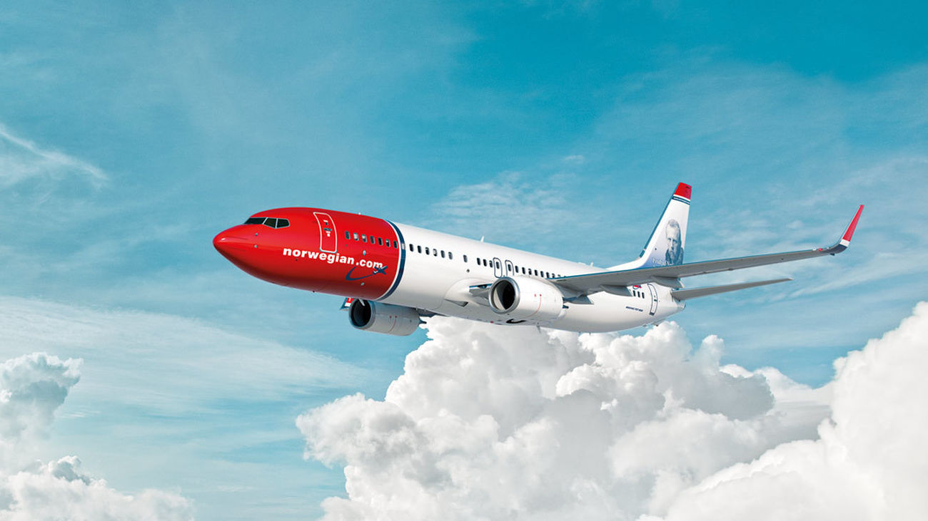 Fly europe. пассажирооборот бритиш эйрвейз. самолет над городом. Fly europe. авиакомпания wow air.