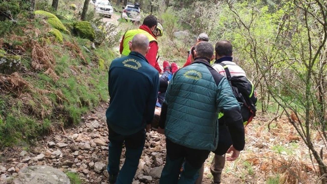Traslado de la senderista accidentada en Cercedilla