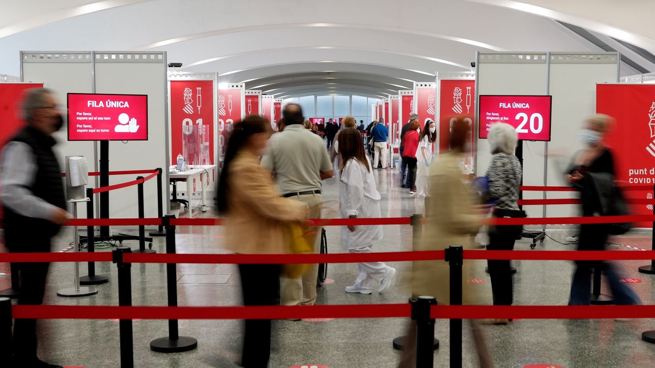 Abril acaba como el mes con menos muertos de Covid desde el verano