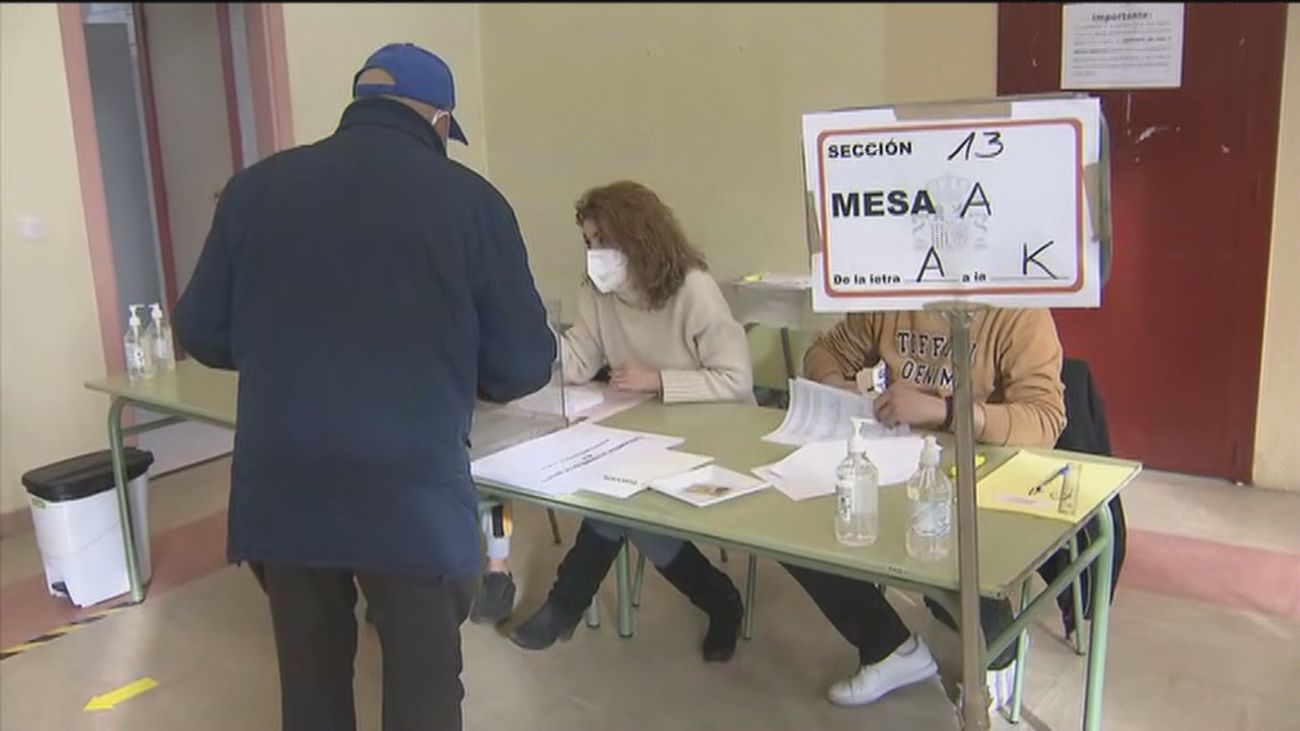 Amancio, un enfermo de diálisis, el primer votante en Móstoles