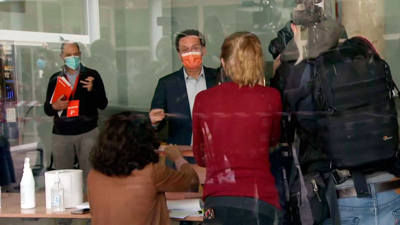 Edmundo Bal, el primer candidato en votar