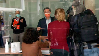 Edmundo Bal, el primer candidato en votar