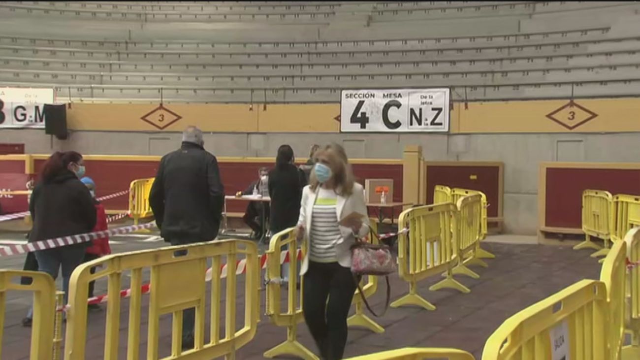 Así votan los vecinos de Moralzarzal en la plaza de toros