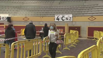 Así votan los vecinos de Moralzarzal en la plaza de toros