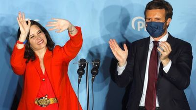 El PP celebra la victoria de Ayuso en la sede de Génova, por última vez