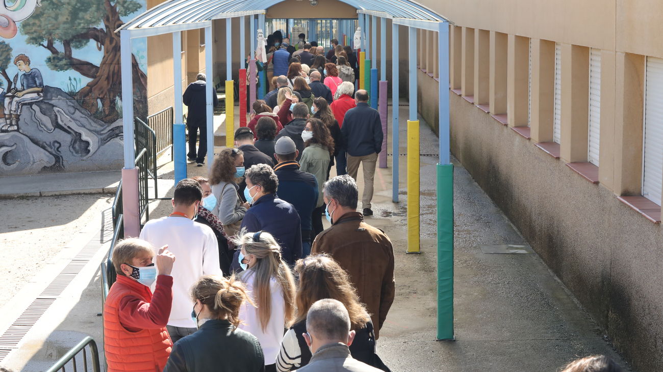 Fila de personas esperando para acceder al colegio electoral y poder votar