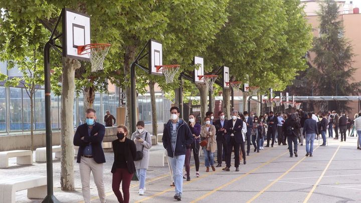 Largas colas para votar en la mayoría de centros / TELEMADRID