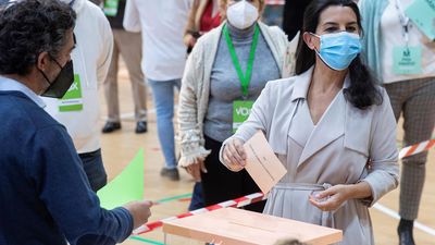 Vox crece, pero tendrá que apoyar a Ayuso