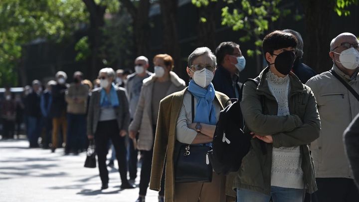 Votantes esperan su turno en el Colegio de Roma en Madrid, / EFE