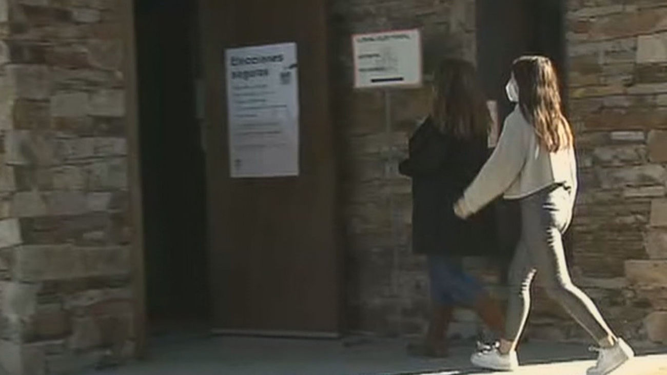 Pocos votantes, anécdotas y una única mesa electoral en el pequeño pueblo de Madarcos