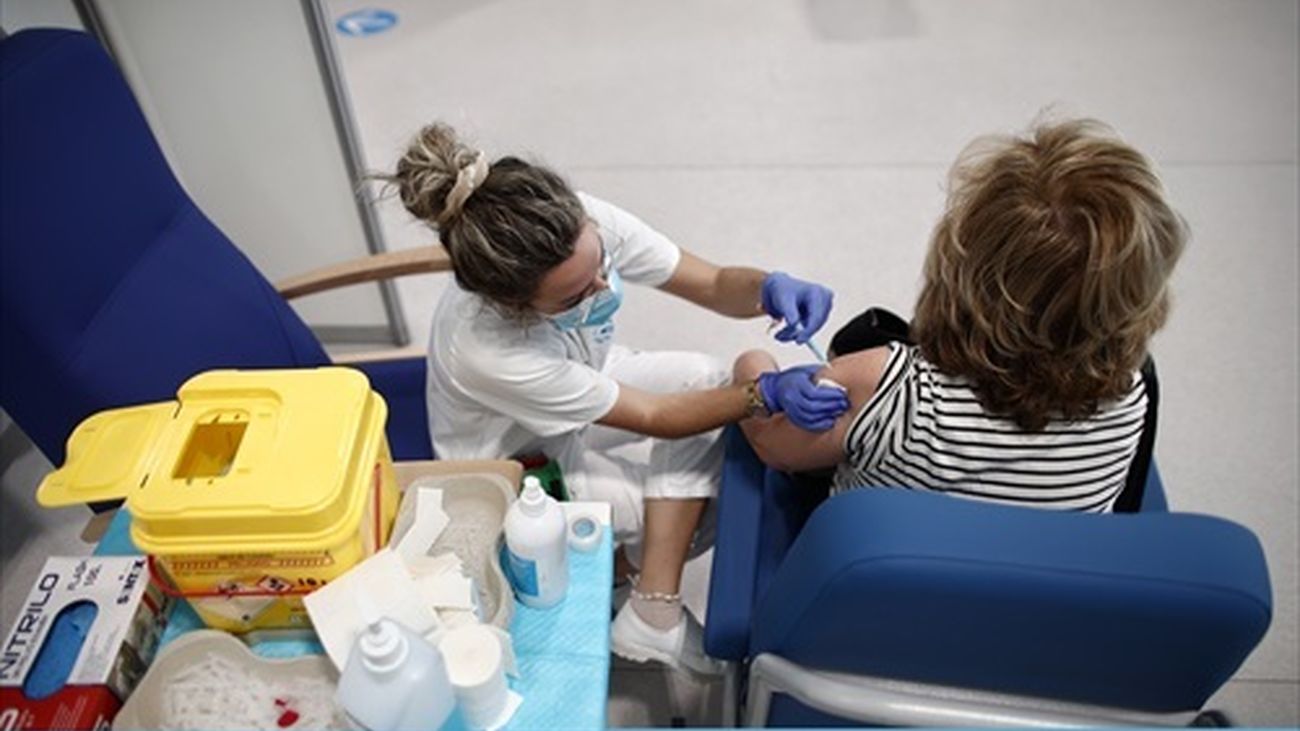 Una mujer es vacunada en el Hospital Isabel Zendal de Madrid