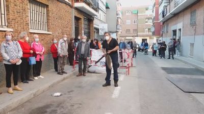 Tercera cacerolada contra los okupas en Carabanchel: “Los vecinos estamos hartos de esta situación"