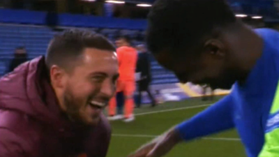Ni Stamford Bridge enciende la luz a Hazard, que acabó a carcajadas