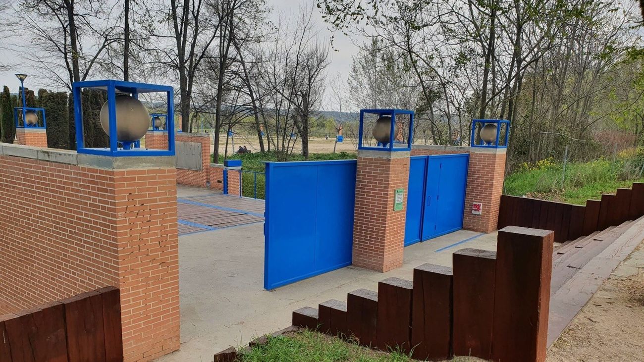 Alcalá acondiciona el mobiliario  urbano de los parques de Isla del Colegio y Sementales