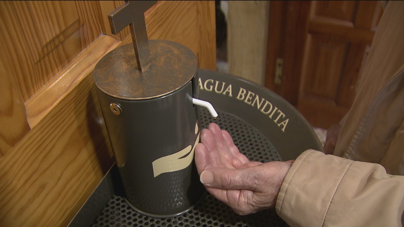 Una parroquia de Pozuelo instala un dispensador antiCovid de agua bendita