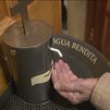 Una parroquia de Pozuelo instala un dispensador antiCovid de agua bendita