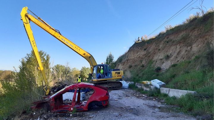 Uno de los vehículos retirados junto al cauce / CHT