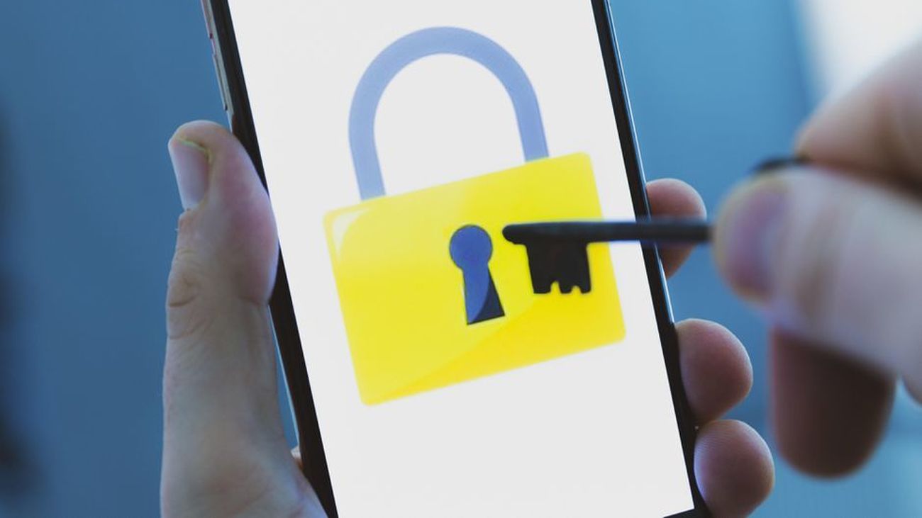 Una contraseña débil es como dejar la llave puesta por fuera en la cerradura de casa