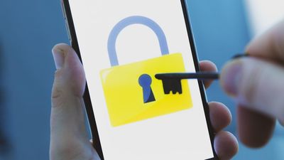 Una contraseña débil es como dejar la llave puesta por fuera en la cerradura de casa