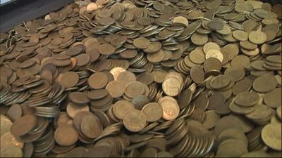 Un coleccionista acumula más de tres toneladas de pesetas en su casa y no quiere cambiarlas