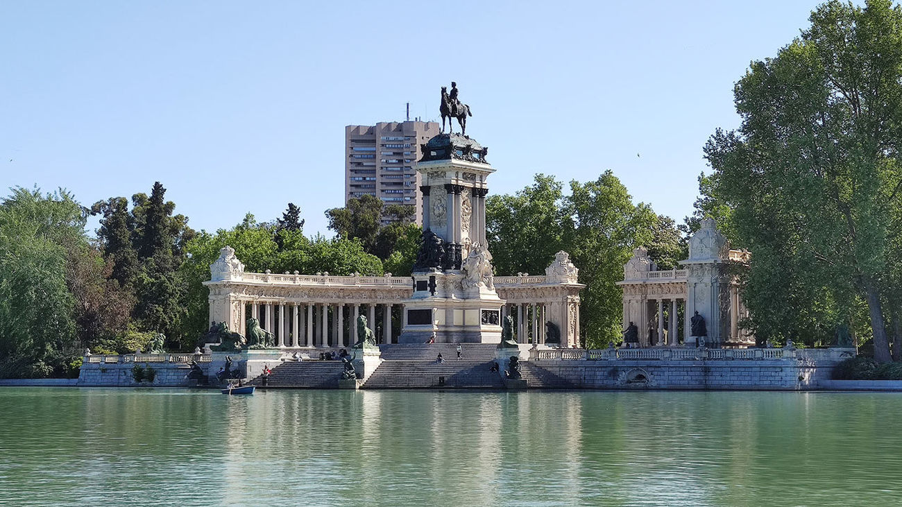 Monumento de Alfonso XII desde el paseo del Estanque. El Retiro