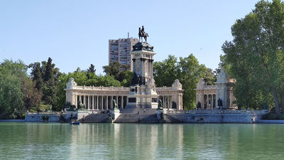 El Retiro y otros ocho parques de Madrid balizan zonas de 12.00 a 18:00 horas