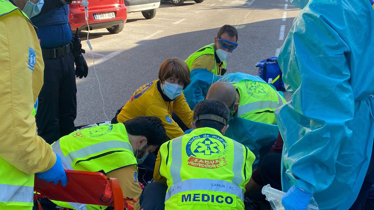 Emergencias y los sanitarios del SAMUR atienden al motorista herido tras el accidente