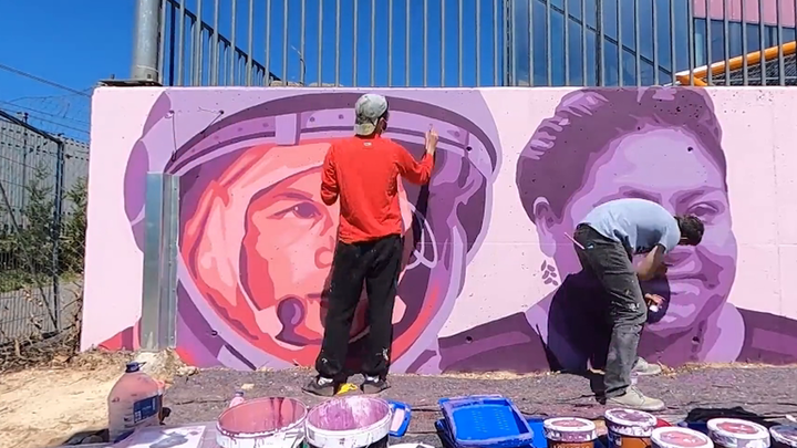 Miembros del colectivo artístico Unlogic Crew pintan el rostro de Tereshkova y Menchú / AYTO RIVAS-VACIAMADRID