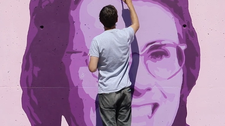 Uno de los artistas, rematando el mural feminista de Rivas / AYTO RIVAS-VACIAMADRID