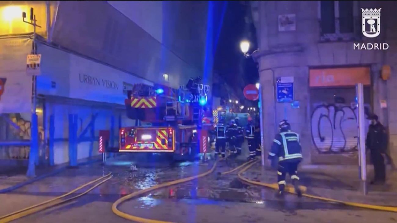 Incendio en la cubierta de un edificio en obras en la calle Espoz y Mina del centro