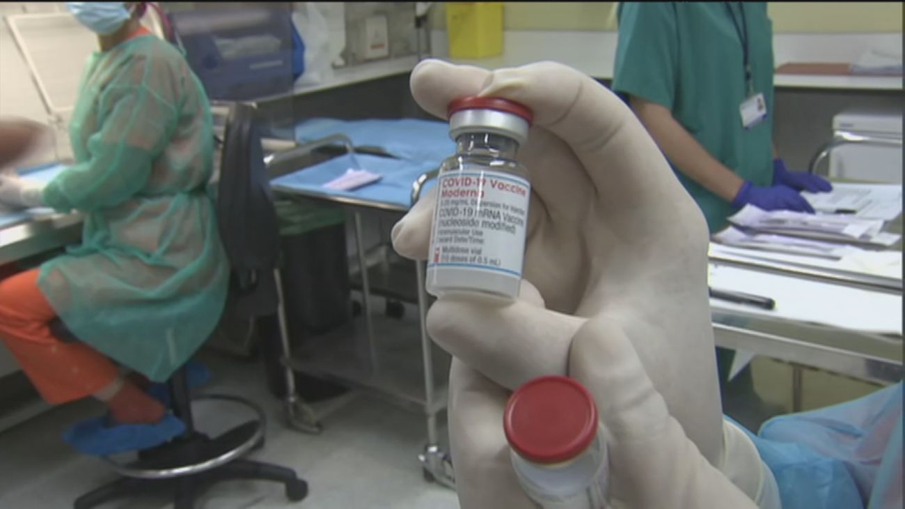 Así se preparan las vacunas de Moderna en el Ramón y Cajal: “De un vial multidosis sacamos diez o doce"