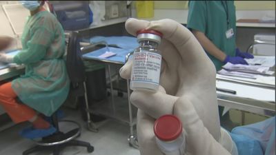 Así se preparan las vacunas de Moderna en el Ramón y Cajal: “De un vial multidosis sacamos diez o doce"