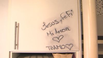 Se acaba la pesadilla de la vecina que cantaba en la puerta de su okupa