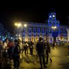 Miles de jóvenes toman las calles y plazas de Madrid para celebrar el fin del estado de alarma