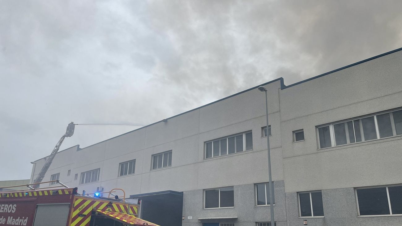 Controlan un incendio en una nave industrial de productos cosméticos en Fuenlabrada