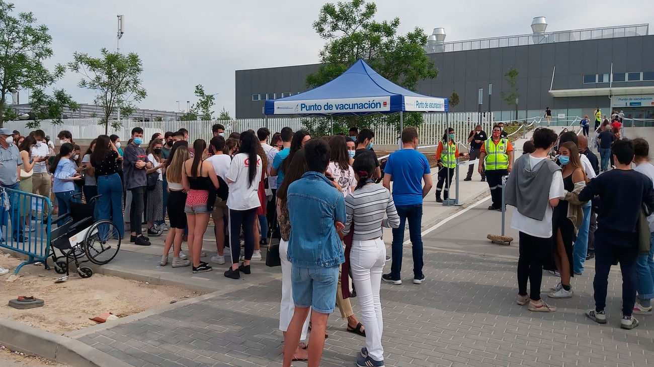 El Zendal colapsado por estudiantes de Farmacia a quienes la Universidad citó por error para vacunarse