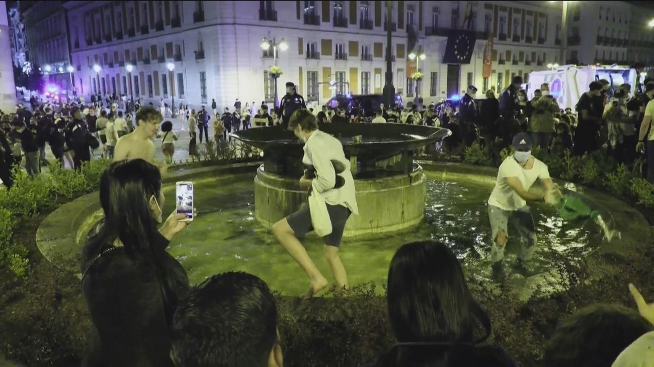 Botellones sin mascarillas, baños en fuentes..., así festejaron miles de jóvenes el fin del toque de queda en Madrid