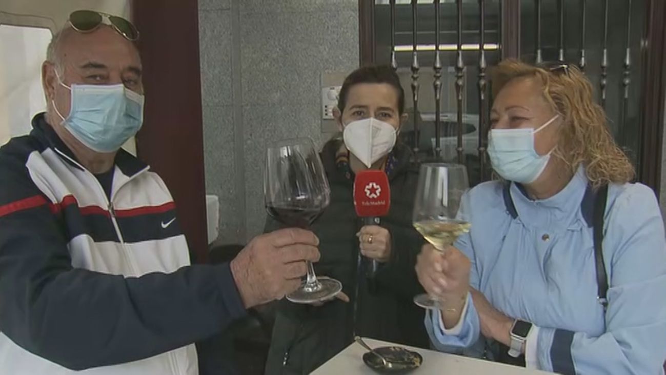 Muchos madrileños se acercan a sus segundas residencias en Navas del Marqués (Ávila)