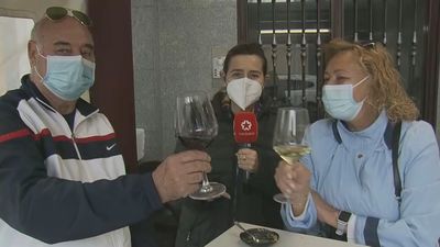 Muchos madrileños se acercan a sus segundas residencias en Navas del Marqués (Ávila)