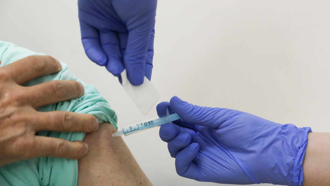 Una mujer recibe la vacuna de Moderna contra el Covid-19, en el Centro de Vacunación de la calle General Oraa